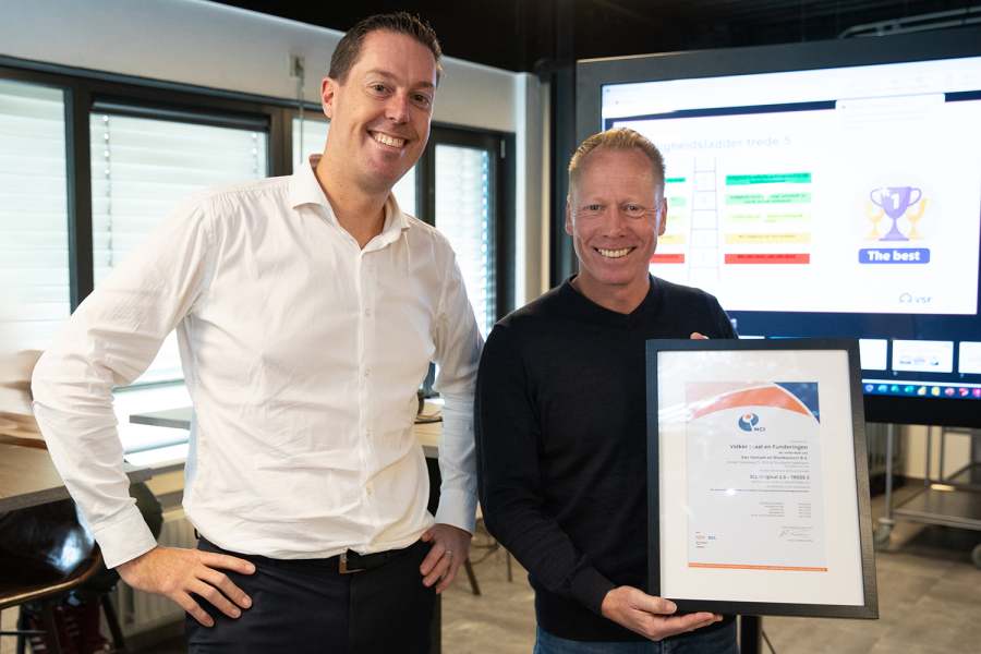 Peter Kanninga en Denny van der Dong ontvangen het Trede 5-certificaat.